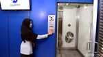 Melihat dari Dekat Smart Toilet di Halte TransJakarta Monas