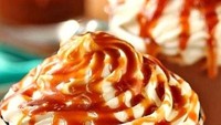 Penyuka Salted Caramel bisa menghirup cokelat panas dengan paduan karamel yang manis harum plus krim kocok yang lembut. Foto: Istimewa