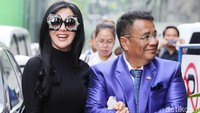 Mereka sepertinya pasangan klien yang serasi. Sama-sama memamerkan barang mewah. Foto: Ismail/detikHOT