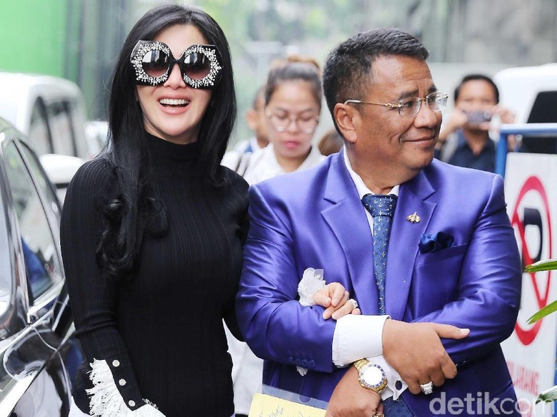 Syahrini Mengaku Bayar Rp 197 Juta Biaya Umrah First Travel Syahrini Mengaku Bayar Rp 197 Juta Biaya Umrah First Travel