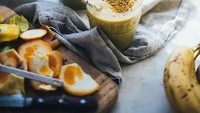 Resep ini baik untuk memperbaiki suasana hati dan energi Anda. Rasanya manis dan tajam berkat campuran kunyit dengan bubuk maca, sebuah bahan herbal adaptogen.