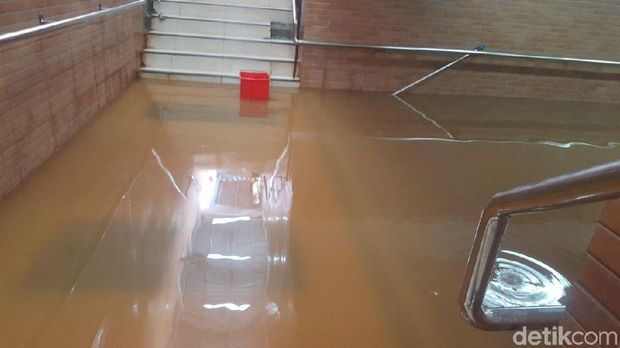 Masih Tergenang, Underpass Stasiun Tebet Belum Bisa Dilalui