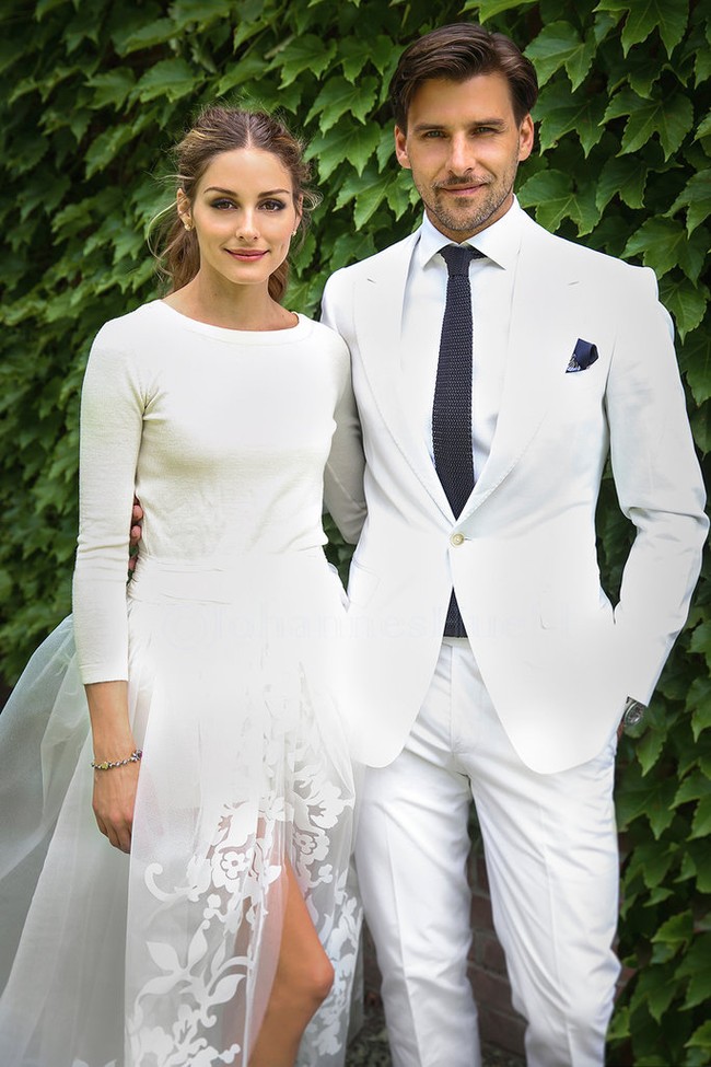 Fashionista Olivia Palermo tak memilih gaun megah Vera Wang atau Valentino di hari besarnya. Pilihannya justru lebih kasual dengan sweatshirt ivory dan celana pendek di balik rok tullenya. Gaun yang tak biasa ini didesain oleh Carolina Herrera.Foto: Ist.