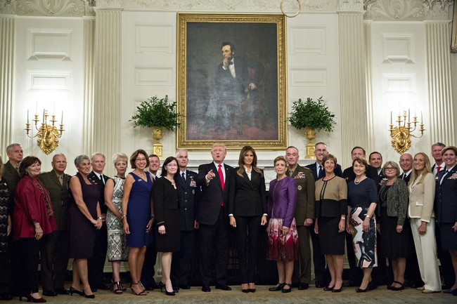 Walau berbalut busana bergaya maskulin, FLOTUS tetap elegan dengan sepatu hak tinggi sebagai paduannya. Foto: Dok. Getty Images