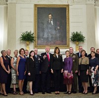 Walau berbalut busana bergaya maskulin, FLOTUS tetap elegan dengan sepatu hak tinggi sebagai paduannya. Foto: Dok. Getty Images