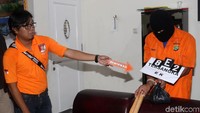 Tersangka memperagakan adegan pembunuhan Husni Zarkasih dan Zakiah Husni.