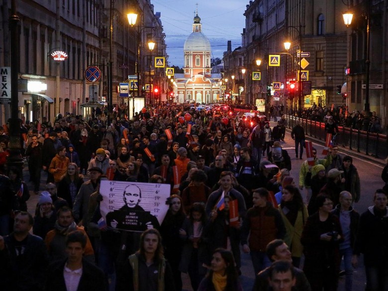 Berunjuk Rasa Saat Ulang Tahun Putin, 290 Demonstran Ditangkap Berunjuk Rasa Saat Ulang Tahun Putin, 290 Demonstran Ditangkap