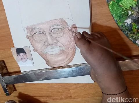 Difabel melukis Gubernur Soekarwo/