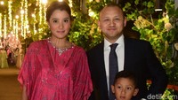 Marcella Zalianty dan Ananda Mikola bersama kedua anak mereka. Foto: Noel/detikHOT