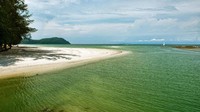 Hal ini terjadi karena sudah padatnya penjara di Thailand. Lokasi ini dipilih menjadi lokasi pembuangan karena letaknya yang jauh di tengah laut, dan kecil kemungkinan tahanan bisa kabur. Awalnya hanya dihuni oleh 500 tahanan, setiap tahunnya jumlah tahanan semakin bertambah hingga dihuni sampai ratusan ribu tahanan. Mereka tinggal di pondok-pondok kayu dan tersebar di hutan (Dave Stamboulis/BBC)
