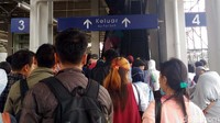 Saat penumpang keluar terjadi sedikit antrean sepanjang tiga meter di depan eskalator yang menuju ke atas atau pintu keluar.