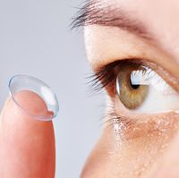 Использование контактных линз. Мягкие контактные линзы для коррекции зрения. Линза на пальце. Раствор для линз с контейнером. Лечебные мягкие контактные линзы.