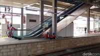 Selain itu, masih terlihat adanya pembangunan oleh beberapa teknisi di dalam stasiun. Seperti yang mengatur lampu hingga mempersiapkan eskalotor.