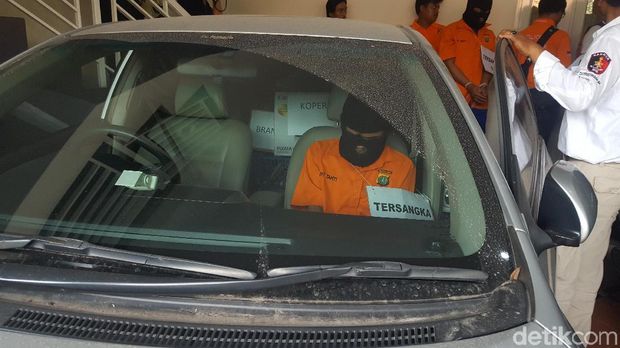 Rekonstruksi pembunuhan pasutri dalam bedcover 