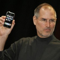 Meski sudah tak ada, sosok dan karya Steve Jobs selalu dikenang. Pendiri Apple ini pun tidak sempat lulus kuliah. Ia pernah mengambil jurusan computing di Reed College namun hanya bertahan satu semester. Setelah mencari pengalaman spiritual di India, ia kembali ke AS dan menyakinkan temannya Steve Wozniak untuk mendirikan Apple yang Anda kenal sekarang. Foto: Internet