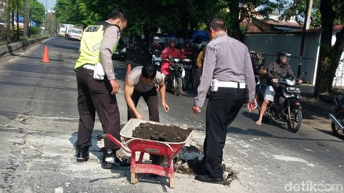 Patungan, 4 Polisi Pekalongan Ini Tambal Jalan Berlubang di Pantura