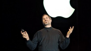 Pada 1972, Steve Jobs dan Steve Wozniak pernah jadi pramuniaga dengan pakaian seperti Alice in Wonderland. Mereka hanya dibayar USD 3 perjam-nya di Westgate Mall di San Jose, California. (Foto: Internet)