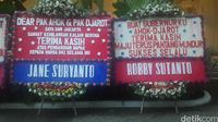 Semakin Sore, Karangan Bunga Berdatangan di Balai Kota