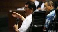 Gamawan memberikan kesaksian.