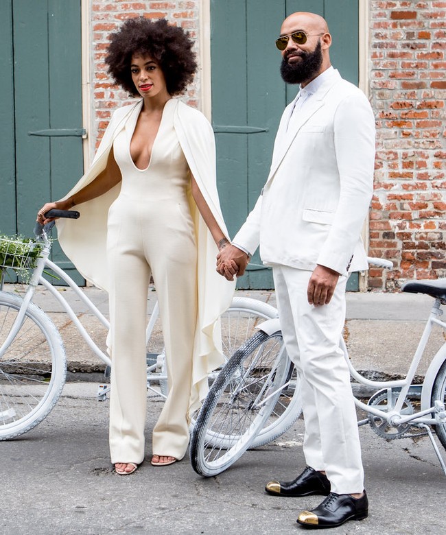 Adik dari Beyonce, Solange memilih jumpsuit putih dibanding gaun di hari pernikahannya dengan Alan Ferguson. Dengan aplikasi cape, jumpsuit rancangan Stephane Rolland ini membuat penampilan Solange tampak chic dan modern. Foto: Ist.