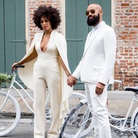 Adik dari Beyonce, Solange memilih jumpsuit putih dibanding gaun di hari pernikahannya dengan Alan Ferguson. Dengan aplikasi cape, jumpsuit rancangan Stephane Rolland ini membuat penampilan Solange tampak chic dan modern. Foto: Ist.