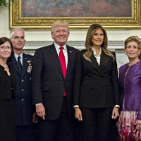 Melania tampaknya mendapat inspirasi dari Hillary Clinton yang memiliki puluhan setelan pantsuit berwarna-warni untuk penampilannya kali ini. Foto: Dok. Getty Images