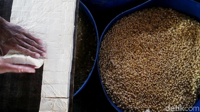 Pekerja tengah menyelesaikan proses pembuatan tahu di Jakarta. Harga kedelai lokal mulai mengalami kenaikan dari harga Rp 6.500 sekarang sudah mencapai Rp 7000.