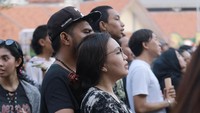 Pelukan erat seakan tak ingin dilepas beberapa pasangan yang menyaksikan Kahitna. Foto: Hanif Hawari