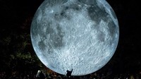 Sebuah penampakan bulan raksasa yang bersinar terang ada di Slovakia. Bulan tersebut adalah salah satu karya dalam festival seni kontemporer bertajuk Museum of The Moon. Foto: JOE KLAMAR / AFP