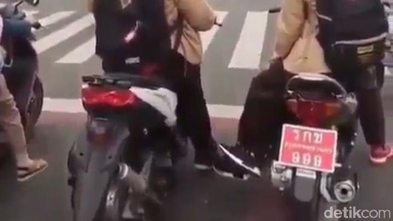 Foto: Pelajar pakai motor berpelat Thailand (Istimewa) Foto: Pelajar pakai motor berpelat Thailand (Istimewa)