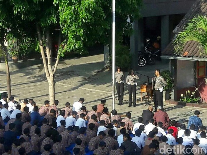 Blusukan ke Sekolah, Polantas Garut Salat Dhuha Bareng Pelajar