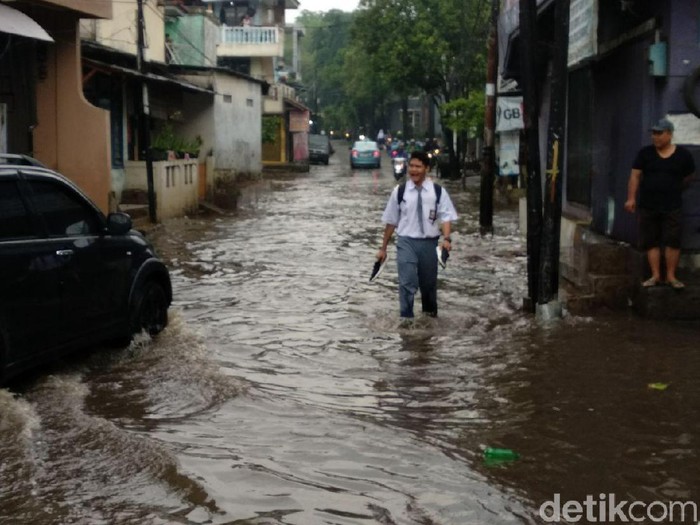 Hujan Deras, Banjir Rendam Jalan Kemang Utara