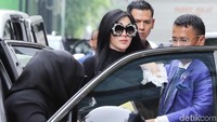 Syahrini turun dari Bentley, langsung menarik perhatian di Bareskrim Mabes Polri, Senin (9/10/2017). Foto: Ismail/detikHOT