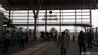 Kereta sampai stasiun Cikarang. Terlihat stasiun yang didominasi warna putih dan abu-abu ini memiliki tinggi lebih dari sepuluh meter dengan tujuh jalur kereta.