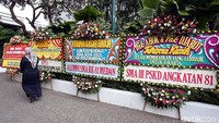 Karangan bunga tersebut datang dari beragam kalangan mulai perusahaan, alumni sekolah, hingga pribadi.