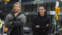 Chris Hemsworth bersama Tom Hiddleston. Foto: Marvel Studios 2017