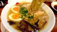 Kalau mau coba ramen enak, langsung saja datang ke sini. Hakata Ikkousha memiliki beberapa cabang di Jakarta, salah satunya Kemang. Kuah kaldu ramennya yang gurih sedikit kental makin enak dipadu dengan mie dan irisan daging enak. Foto: Istimewa