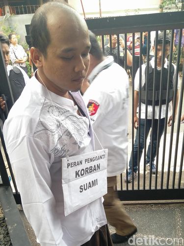  Rekonstruksi pembunuhan pasutri pengusaha garmen yang dibungkus bedcover, Senin (9/10/2017)