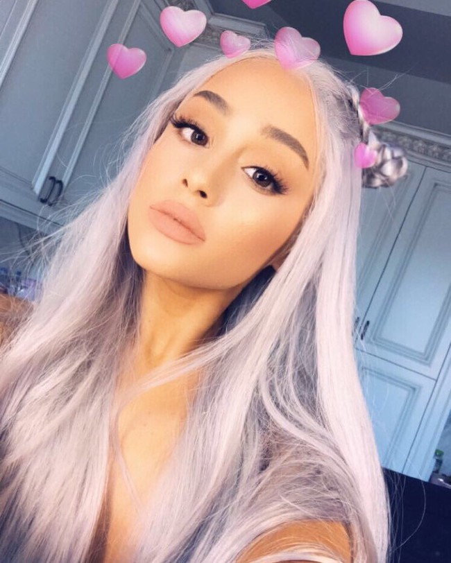 Namun beberapa waktu terakhir, Ariana pada akhirnya mengubah gaya rambut ikoniknya. Perubahannya juga terbilang ekstrem. Pelantun Focus ini mewarnai rambutnya menjadi platinum silver di awal Oktober lalu. Foto: Instagram