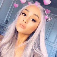 Namun beberapa waktu terakhir, Ariana pada akhirnya mengubah gaya rambut ikoniknya. Perubahannya juga terbilang ekstrem. Pelantun Focus ini mewarnai rambutnya menjadi platinum silver di awal Oktober lalu. Foto: Instagram