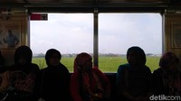Tak hanya itu, sepanjang perjalanan para penumpang kereta juga dapat menikmati suasana asri. Misalnya saja saat menuju stasiun Cibitung, banyak pemandangan hijau sawah yang memanjakan mata.