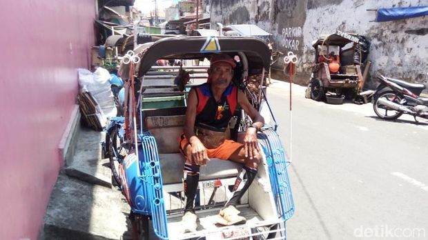 Kakek pelari, Darmiyanto saat sudah berada di pangkalan becaknya di Kota Salatiga.