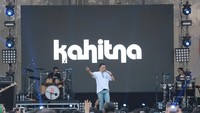 Para penonton pun begitu menikmati pertunjukan. Foto: Hanif Hawari