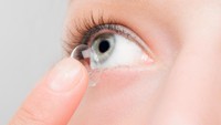 Menggunakan lensa kontak terlalu lama juga bisa menyebabkan mata kering dan berakhir menjadi gatal atau mengalami alergi giant papillary conjunctivitis (GPC). Foto: Thinkstock