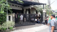 Warga di sekitar berkerumun di luar rumah menunggu para tersangka pembunuh sadis itu selesai melakukan rekonstruksi.