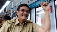 Djarot juga sempat naik bus TransJ.