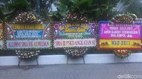 Salah satu karangan bunga atas nama Leonardo Setiawan menuliskan Semoga Clean Goverment akan Terus Dilanjutkan & Jadi Budaya Indonesia. Foto: Karangan bunga dari Uno Family untuk Ahok-Djarot (Marlinda-detikcom)