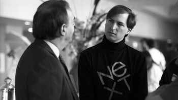 Jobs amat sangat detail. Ia pernah mengirim email ke Vic Gundotra yang merupakan Mantan Wakil Presiden Teknik Google. Subjek email tersebut bertuliskan Icon Ambulance dengan isi: Saya telah mengecek logo Google untuk iPhone dan saya tidak menyukainya. Warna gradasi kuning pada huruf O kedua dari tulisan Google tidak tepat, dari kejadian tersebut Vic mengagumi sosok Jobs dan mendapatkan pelajaran bahwa menjadi CEO dituntut harus detail.  (Foto: internet)