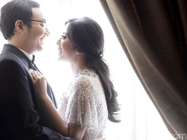 Romantisme terlihat pada foto prewedding Nindya dan M Herviano Widyatama. Pernikahan mereka sempat menjadi viral karena keduanya adalah anak dari dua petinggi polri. Komjen Budi Waseso (Buwas) adalah ayah dari Nindya. Komjen Buwas berbesanan dengan Kepala BIN Jenderal Budi Gunawan (BG). Foto: ist