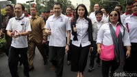 Hary Tanoe berjalan kaki dari kantor DPP Perindo di Jalan Pangeran Diponegoro, Menteng menuju gedung KPU, Jl Imam Bonjol, Menteng, Jakarta Pusat, Senin (9/10/2017).